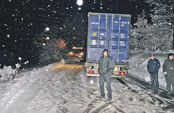 Petkov kaos na glavni cesti Kozina-Starod, ki ga na direkciji za ceste niso opazili: eden od pokvarjenih  tovornjakov je blokiral cestarje s plugom in za dobre tri ure ustavil življenje na cesti 