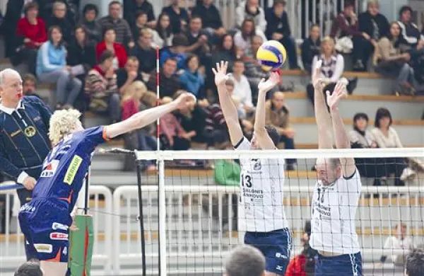 Salonitova  odojkarja Luka Krivec (levo)  in Damir Šabec (desno)  sta uspela delno blokirati udarec 217 centimetrov visokega Kaya van Dijka
