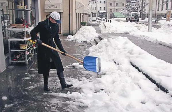V Idriji je vreme včeraj domačine prisililo v mokro rekreacijo