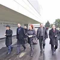 Ravnatelj Drožina (levo) je v  šolo pospremil šolskega ministra Lukšiča. Pridružili so se jima še  poslanka Breda Pečan, koprski župan Boris Popovič in piranski podžupan Gašpar G. Mišič 