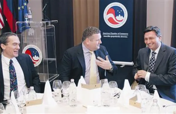 Bradley Freden (levo) in Borut Pahor (desno) pred letom dni na slovesnem kosilu ob 10. obletnici Ameriške gospodarske zbornice v Sloveniji, ki je predseduje Tomaž Lovše (v sredini)   
