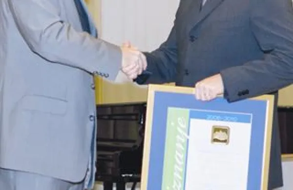 Podpredsednik Turistične zveze Slovenije Dominik S. Černjak je podelil zlato priznanje direktorju potniškega prometa Slovenskih železnic Boštjanu Korenu. 