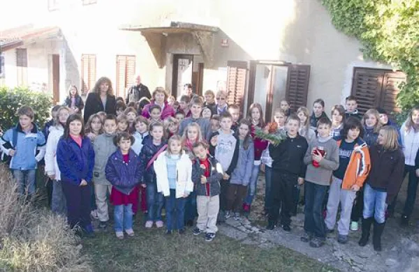 Pregarski in miljski učenci pred hišo, v kateri je stanoval Albin Bubnič po preselitvi na Pregarje