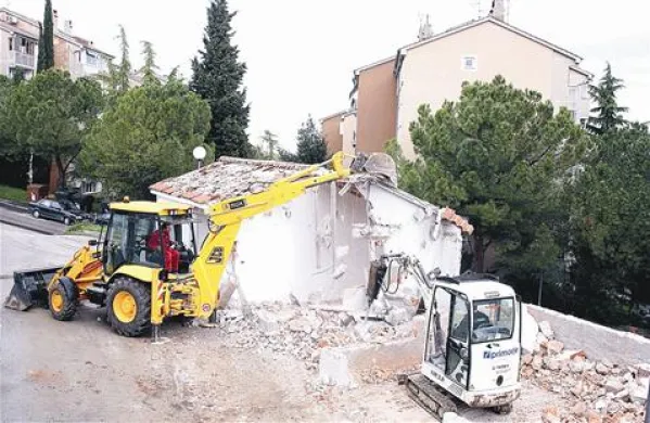 Koprski gradbeni inšpektorat je leta 2006 porušil pet nezakonito postavljenih  garaž v Benčičevi ulici na Markovcu 