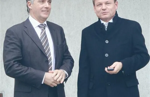 Tomažu Gantarju (na fotografiji z odvetnikom Francijem Matozom) je po včerajšnji razglasitvi oprostilne sodbe odleglo