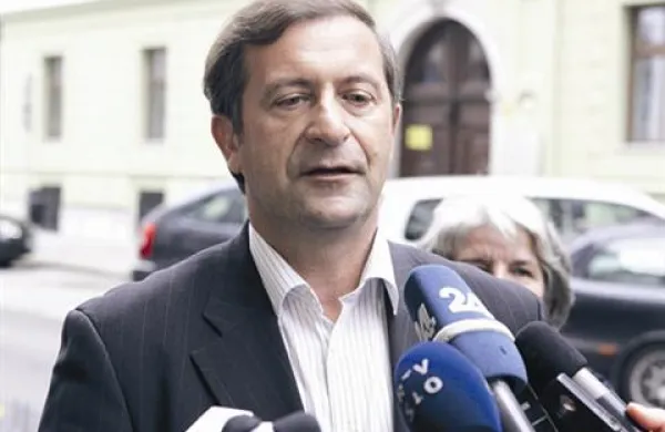 Kljub temu, da poslanci stranke DeSUS ne bodo podprli pokojninske reforme, stranka ostaja v vladi, je povedal njen predsednik Karel Erjavec