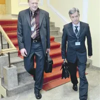 Prvi mož slovenske policije Janko Goršek (desno) s pomočnikom direktorja uprave kriminalistične policije Marjanom Fankom 