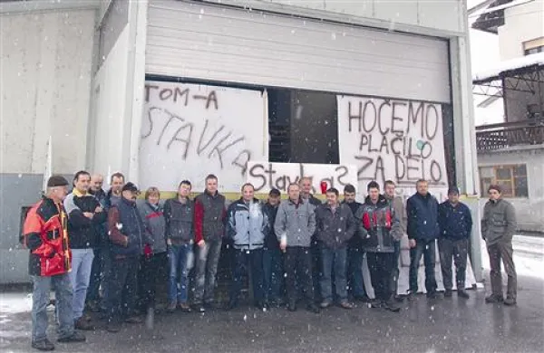  Delavci cerkljanskega obrata Dom opreme med stavko 