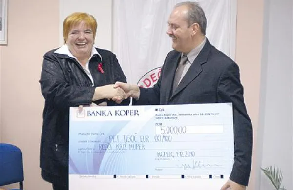 Klavdij Reja je Ireni Sirotič Dobrila izročil simbolični ček v vrednosti 5000 evrov, ki jih bo Rdeči križ namenil prizadetim v septembrskih poplavah