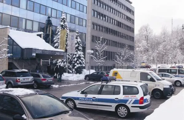  Kriminalisti so podrobno pregledali prostore Merkurja