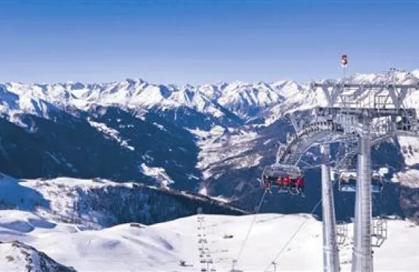 Z vrha smučišč med krajema Matrei in Kals se vidi bližnji Grossglockner in še več kot 60 tritisočakov