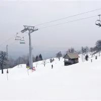 Stari vrh ponuja prostrana smučišča in  Primorcem najbližjo nočno smuko  za  zahtevne