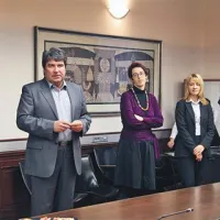 “Kriza je prisotna, prihodki so manjši, kot smo načrtovali, in temu se bomo morali prilagoditi, vendar imamo kar nekaj projektov, ki so že začeti. Želim si, da bi bilo financiranje s strani Evrope in države tako, kot so podpisane pogodbe. Če bi bilo tako, potem ne vidim niti najmanjših težav,” pravi proračunu za leto 2011 sežanski župan Davorin Terčon, ki je tradicionalni novoletni sprejem včeraj zamenjal za  manj razkošno srečanje z novinarji.