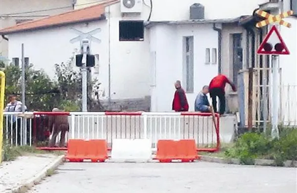 Prehod so pred kratkim iz varnostnih razlogov zaprli. “Sedaj je šele postal nevaren,” trdijo stanovalci in opozarjajo na množice, ki preskakujejo ovire čez tire 