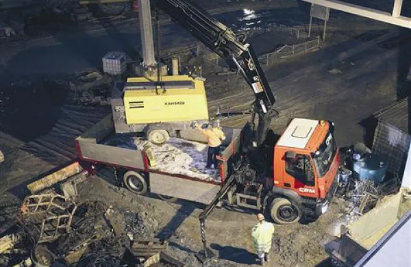 Preden so se tovornjaki odpeljali s koprske strani gradbišča predora, so se uslužbenci CPM še pogajali o tem, kdo jim bo natočil gorivo. Na tovornjake so naložili tudi delovne stroje, po številu sodeč so jih pred tem v Koper pripeljali tudi z izolske strani in iz predorske cevi. 