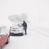 Sneženje in razmere na cestah se počasi umirjajo
