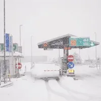 Sneženje in razmere na cestah se počasi umirjajo