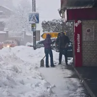 Sneženje in razmere na cestah se počasi umirjajo