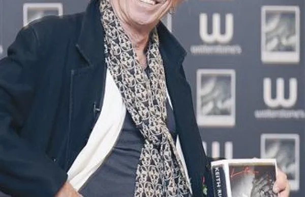 Keith Richards med predstavitvijo  knjige 3. novembra v londonski knjigarni Waterstone's