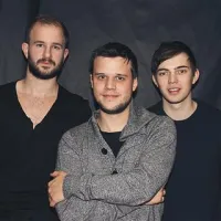  White Lies  so (z leve) basist,  avtor  glasbe in besedil  Charles  Cave, pevec in kitarist Harry McVeigh  basist,  avtor  glasbe ter besedil  Charles  Cave in bobnar Jack Lawrence-Brown