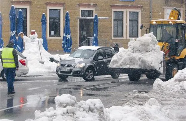 Veliko kidanje  snega na idrijskih ulicah se nadaljuje 