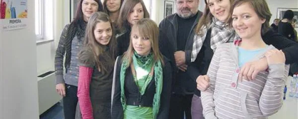 Mentor Emil Aberšek z mladimi članicami Amaterskega mladinskega odra, ki so lani sooblikovale  predstavo  Marsovčki na obisku