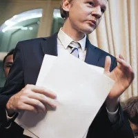 Julian Assange 4. novembra na tiskovni konferenci v Ženevi. Dobre tri tedne kasneje je Interpol izdal tiralico in “rdeči alarm” za njegovo aretacijo.