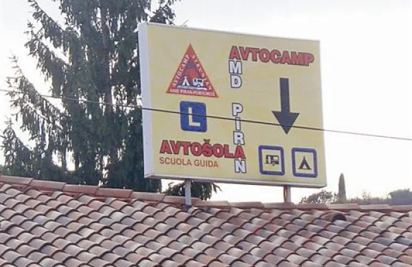 Sodišče je  ugotovilo, da ni dovolj dokazov, s katerim bi lahko onkraj razumnega dvoma  zaključilo, da se je sekretar strunjanskega  AMD zavedal prepovedanosti svojega ravnanja