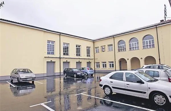 Zadružni dom na Škofijah ima  novo pročelje in urejeno parkirišče 