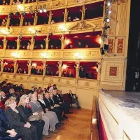 Boris Pahor je ob koncu predstave nagovoril občinstvo. Iz prve lože ga stoje posluša prijatelj, pisatelj Claudio Magris.