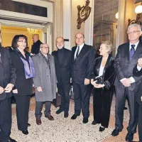Pred predstavo (z leve):  Zoran Jankovič, Ljubica Jelušič, Boris Pahor,  Antonio Calenda,  Roberto Dipiazza,  Maria Teresa Bassa Poropat,  Pavle Gantar in  Boštjan Žekš