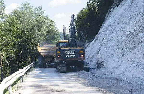 Dela na trnovskih ovinkih  so predvsem poleti ovirala vožnjo 
