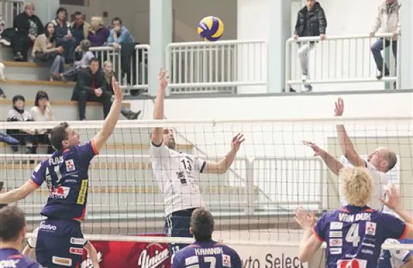 Na zadnji tekmi Salonita (z ACH Volleyem) se je po podajah Luke Krivca (beli levo)  v napadu najbolj izkazal Damir Šabec (beli desno).