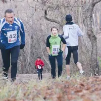 Medtem ko Jožef Tomažič (42) in Ana čufer (87) še zdelujeta zadnji klanec proti Taboru, se Marco Moretton že vrača v dolino