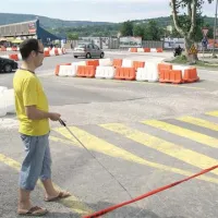 Slepi so že takoj, ko so v občini začeli urejati  začasna krožišča, opozarjali na težave pri prečkanju cest, vendar niso uspeli doseči, da bi pred prehodi uredili še reliefne talne oznake