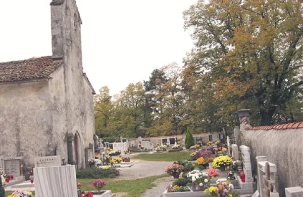 “O širitvi pokopališča sv. Gregorja v Kobdilju (na fotografiji) se bom pogovoril s Komunalno stanovanjskim podjetjem Sežana, ki je uspelo na javnem razpisu občine. Morda najdemo kakšno rešitev, ki bi omogočila širitev grobnih polj, vežica pa bi čakala boljše čase,” pravi župan Danijel Božič.