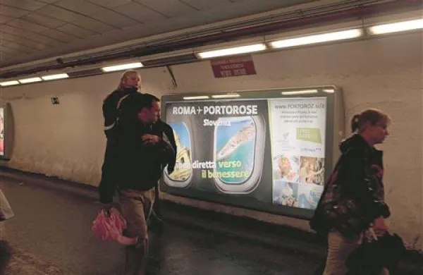 Na postajah rimske podzemne železnice  plakati vabijo na let v Portorož 