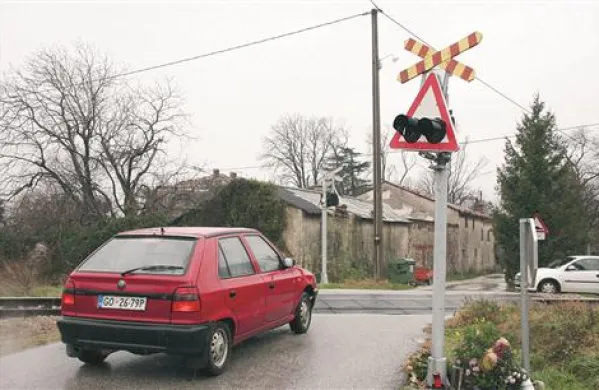 Na nevarnem  prehodu, ki je že terjal smrtne žrtve,   bodo začeli prihodnje leto nameščati zapornice