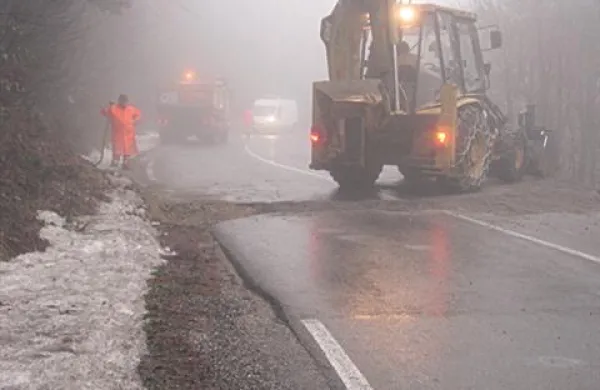 Danes je med 8. in 10. uro na cesti Ajdovščina-Col nastala 15 centimetrov visoka stopnica, ki so jo delavci prekopali.