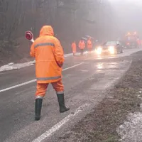 Na cesti Ajdovščina-Col so postavili delno zaporo in omejili promet.