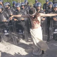 Aktivist v podobi Jezusa na križu - sočutje, solidarnost in zmernost niso vrline prebivalcev bogatih držav.