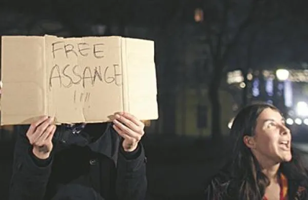 Preko interneta po svetu organizirajo tako imenovane “flash mob” demonstracije v podporo Julianu Assangeu. Na fotografiji demonstracije v Sofiji pred Britansko ambasado. 