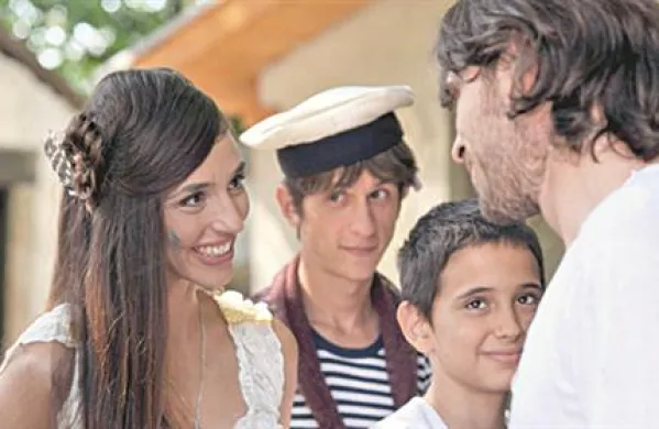 Eno glavnih vlog v filmu Kao rani mraz je odigrala pevčeva tridesetletna hči Jovana