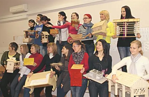 Študentke 4. letnika razrednega pouka pedagoške fakultete v Kopru s sadovi svojih ročnih spretnosti.