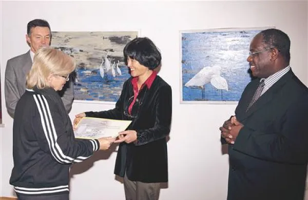 Huiqin Wang (v sredini) je predala ček za 7350 evrov Rastemi Čaušević v prisotnosti direktorja Solin Alojza Jurjeca (levo) in piranskega župana Petra Bossmana