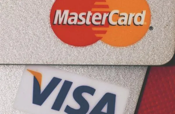 Podjetji MasterCard in Visa sta odpovedala sprejemanje plačil za WikiLeaks, ker ta po njihovem mnenju  nezakonito objavlja zaupne informacije ameriške vlade, ki niso njegova last. 