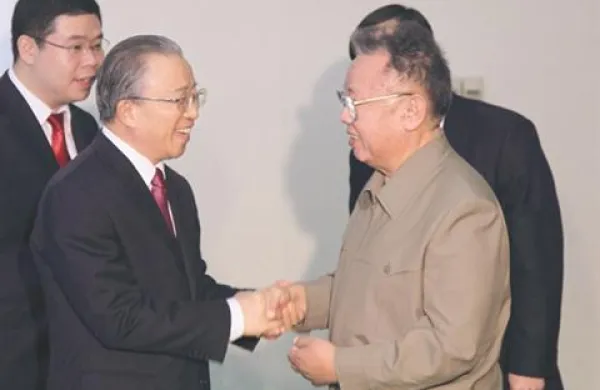 Kitajski predstavnik Dai Binuggo se je v Pjongjangu sestavl s severnokorejskim voditeljem Kim Jong Ilom.