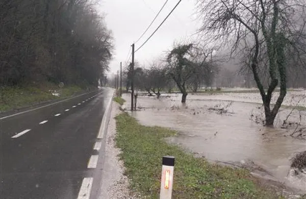 Popoldne naj bi se naraščanje voda umirilo.