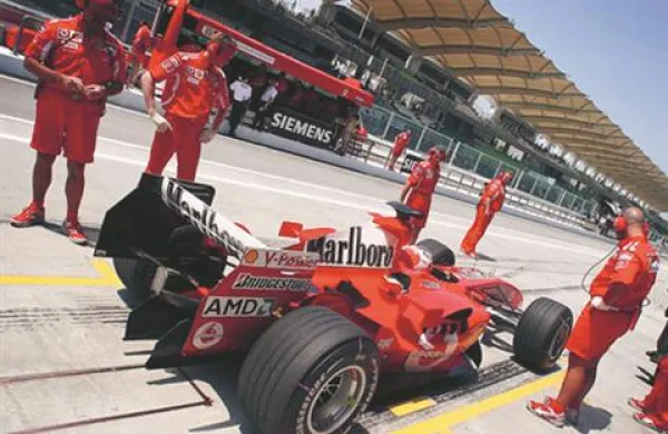Letos je bilo Ferrarijevo moštvo kaznovano za 100.000 evrov zaradi kršitve tega pravila.