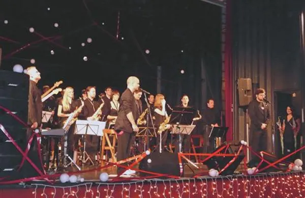   Dobra glasba in hudomušno povezovanje sta soustvarila odličen  koncert 